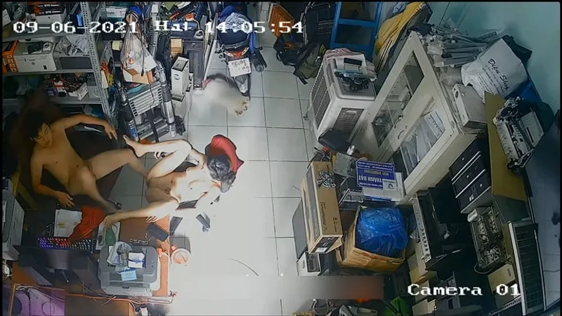 Bà xã ông chồng đụ nhau trong của hàng máy tính