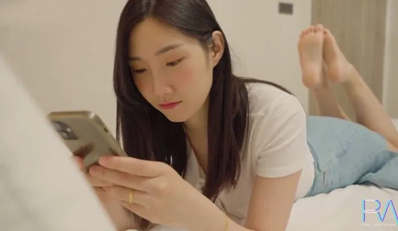 Xinh đẹp nhưng vẫn bị gã chồng vụng trộm, vợ yêu buồn tình cho anh giao hàng đụ luôn